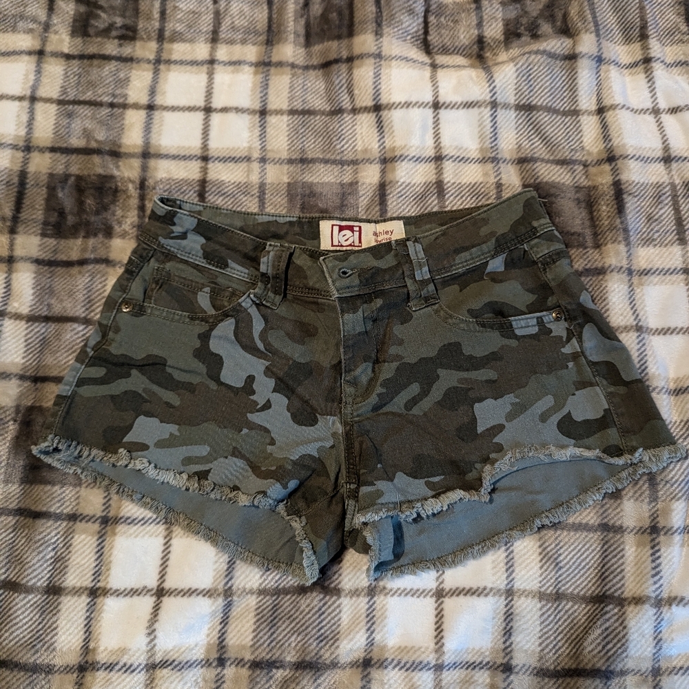L.e.i. low-rise distressed camo shorts sz 1